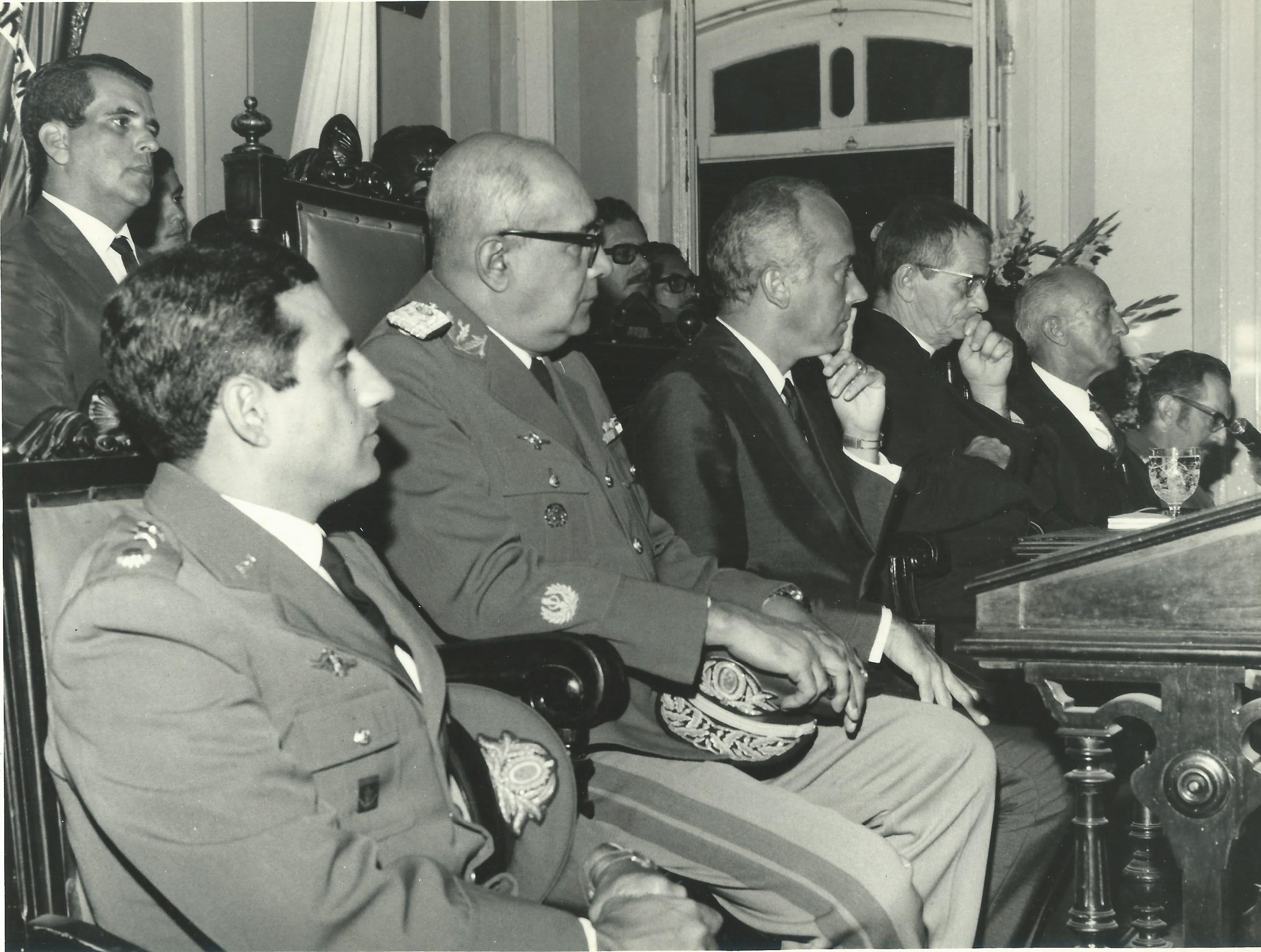 À esquerda,Major Almeida; Um oficial do Exército eos Edis, Rockefeller de Lima e Padre Antônio do Rosário